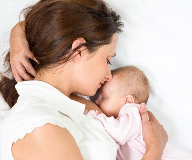 Sữa mẹ là nguồn dinh dưỡng tốt nhất, đặc biệt nguồn sữa non như liều vắc xin đầu đời của trẻ. Ảnh minh họa. 