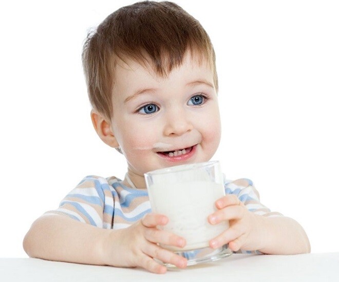 Hãy cho trẻ uống sữa ít đường có vị thanh mát để vừa phát triển toàn diện, vừa hạn chế dùng các loại đồ ngọt khác. Ảnh minh họa. 