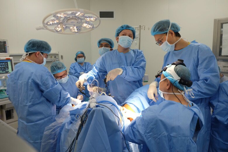 Bác sĩ Nguyễn Đình Minh và bác sĩ Nguyễn Đình Liên thực hiện ca phẫu thuật tạo hình âm đạo cho nữ bệnh nhân. Ảnh: BSCC.