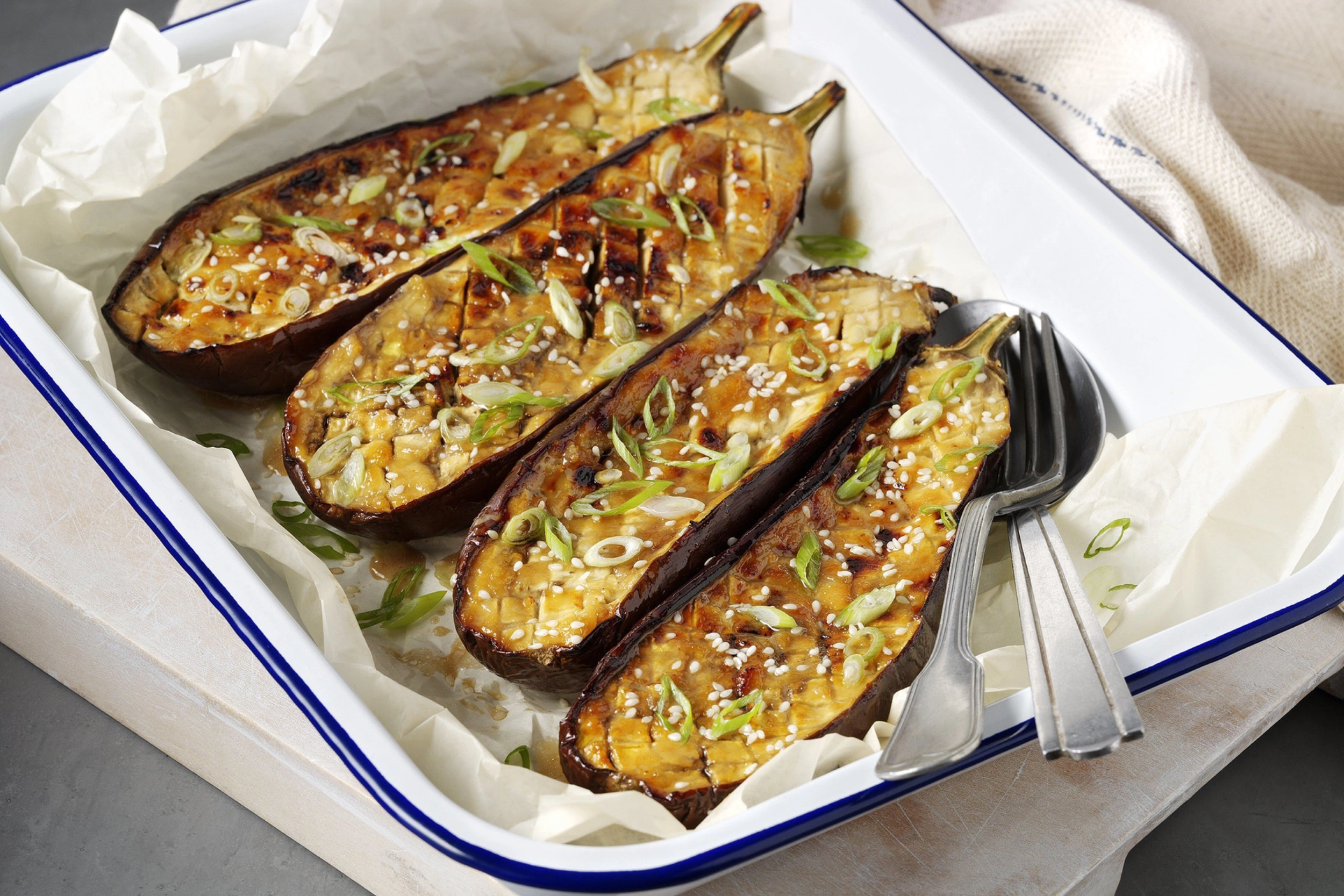 Để an toàn không nên ăn nhiều cà và chỉ ăn khi đã được nấu chín. Ảnh minh họa. 