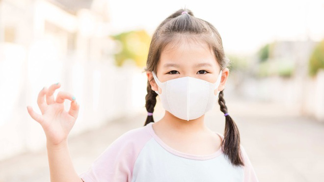 Dịp hè khi trẻ đi du lịch hoặc di chuyển đến nơi công cộng cần phải chủ động phòng COVID-19. Ảnh minh họa. 