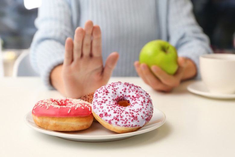 Để trẻ hạn chế dùng đường, phụ huynh vừa phải làm gương, vừa giáo dục trẻ. Ảnh minh họa. 