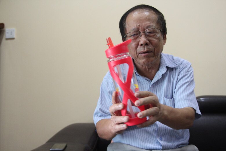 PGS.TS Nguyễn Duy Thịnh hướng dẫn cách chọn đồ nhựa an toàn. Ảnh: Lê Phương