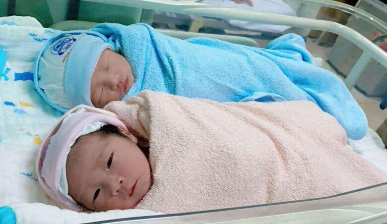 Niềm hạnh phúc được nhân đôi khi vợ chồng anh Nam được đón hai thiên thần nhỏ, dù trước đó được chẩn đoán vô sinh. Ảnh: GĐCC.