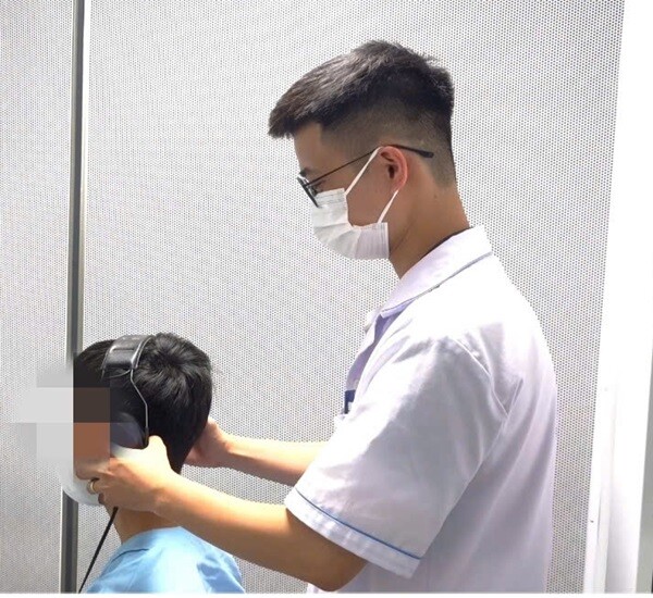 Nam thanh niên bị điếc đột ngột vì tắm khuya và có thói quen sinh hoạt phản khoa học. Ảnh minh họa. 