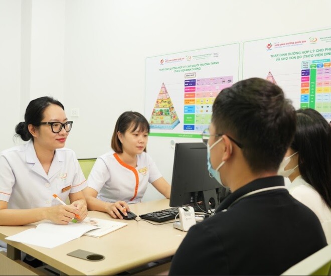 Bác sĩ Phương Hoa tư vấn cho cặp vợ chồng đến khám sàng lọc về gen trước khi sinh con. Ảnh: BSCC.
