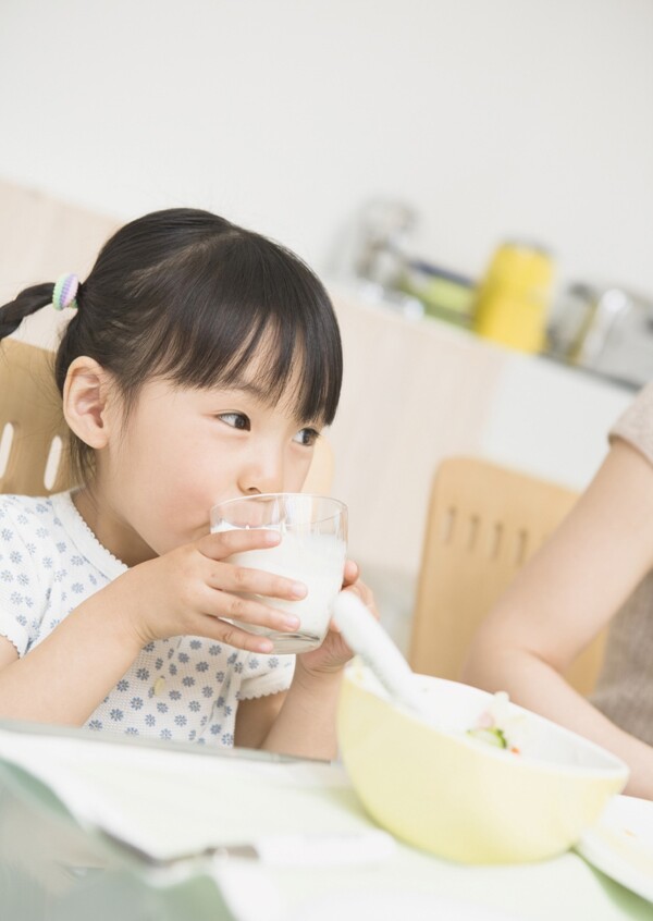 Lựa chọn loại sữa phù hợp cho con là rất quan trọng. Ảnh minh họa. 
