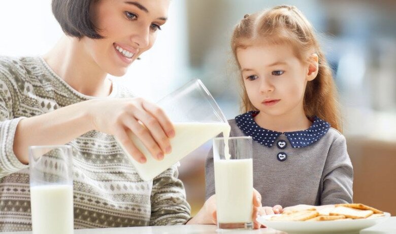 Bố mẹ hoặc các thành viên gia đình hãy đồng hành cũng con uống sữa. Ảnh minh họa. 