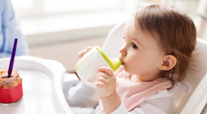 Việc để trẻ lựa chọn dụng cụ và cách uống sữa sẽ giúp trẻ thích uống sữa hơn. Ảnh minh họa. 