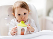 Sức khỏe - Bố mẹ cần làm gì để cắt giảm đồ ngọt cho trẻ? Bí quyết nào giúp trẻ uống sữa ít ngọt mà vẫn thích thú, tăng cân?