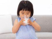 Sức khỏe - Sữa ít đường giúp mẹ an tâm, bé thích mê khi sử dụng