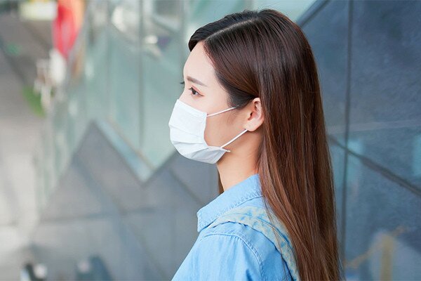 Bộ Y tế khuyến cáo người dân hãy đeo khẩu trang ở nơi công cộng để phòng bệnh. Ảnh minh họa.