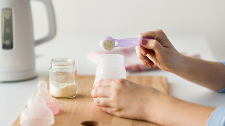 Để tăng miễn dịch cần phải chọn sữa đủ các dưỡng chất thiết yếu nhất. Ảnh minh họa. 