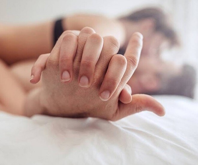 Đa số các cặp đôi đều làm chuyện ấy vào buổi tối vì muốn chủ động về thời gian. Ảnh minh họa. 