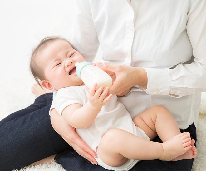 Việc trẻ bú bình có thể nuốt hàng triệu vi hạt nhựa là hoàn toàn có thể xảy ra. Ảnh minh họa. 