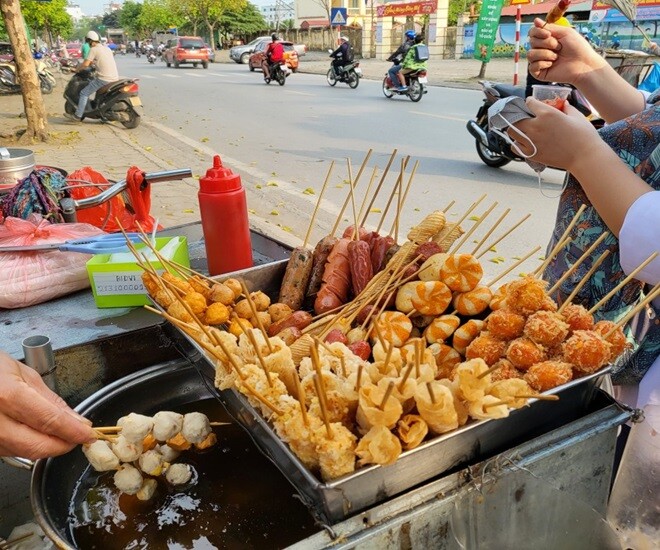 Những quán ăn hè phố nguy cơ dùng dầu ăn không đảm bảo là rất lớn vì ham rẻ. Ảnh minh họa. 