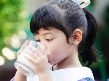 3 tiêu chí cần lưu ý giúp mẹ chọn đúng loại sữa thanh ngọt ít đường, đảm bảo con hợp tác uống sữa