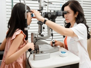 Con gái “mắt tròn, mắt dẹp” mẹ tưởng chỉ bị sụp mí bình thường, đi khám bất ngờ phát hiện hội chứng...