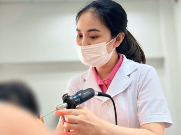 Bé gái suýt thủng màng nhĩ vì vật dụng cực quen mặt, bác sĩ cảnh báo điều nguy hiểm khi hè về