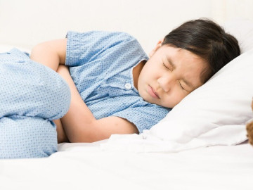 Con gái 8 tuổi nôn nhiều mẹ tưởng bị rối loạn tiêu hóa, không ngờ bác sĩ kiểm tra phát hiện vật thể...