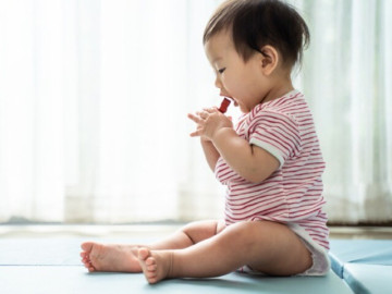 Bé gái 21 tháng tuổi nhập viện gấp với chiếc kẹp tóc trong dạ dày, bác sĩ khen gia đình đã xử lý đúng