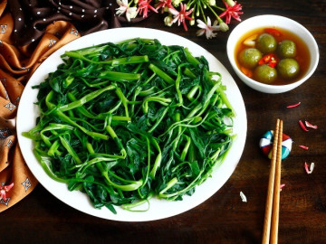 Rau muống chuyển màu khi vắt chanh có phải do ngậm hóa chất? Đáp án dễ nhưng nhiều người trả lời sai