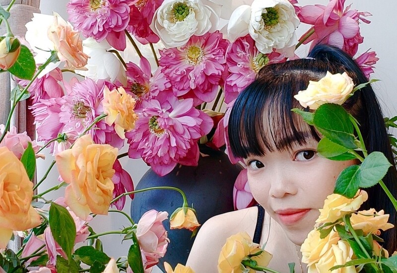 Với chị Đào Thị Lý (Long Biên, Hà Nội), mẹ ba con và là người mê hoa, mùa hè chỉ thực sự bắt đầu khi trong nhà có một bình sen. “So với các loài hoa khác, sen có một sức hút rất lạ. Ngay cả những ai không thích hoa, nhìn thấy sen cũng phải xao lòng", chị Lý chia sẻ.