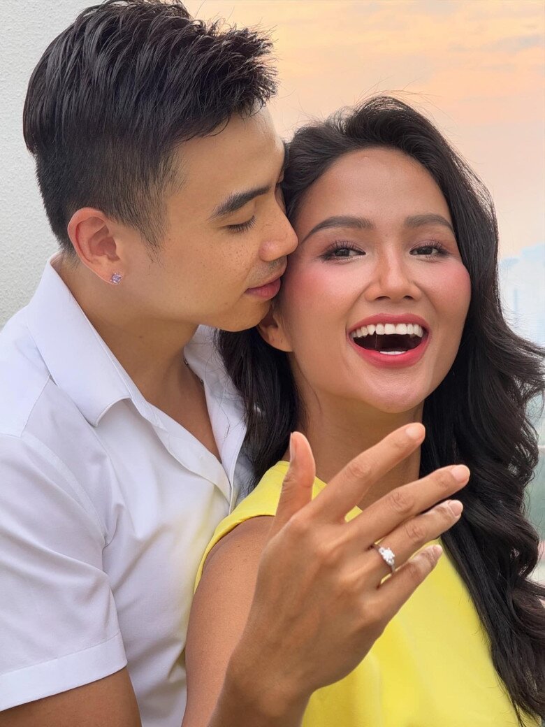 3 nàng hậu lấy mối tình đầu, người rời ánh đèn showbiz để giữ lửa gia đình, người có hôn nhân amp;#34;bất ổnamp;#34; - 2