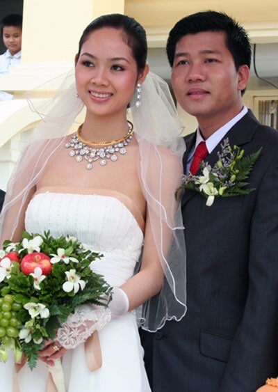 Clip: Vẻ đẹp của Hoa hậu Việt Nam 2002 Mai Phương trong tà áo dài