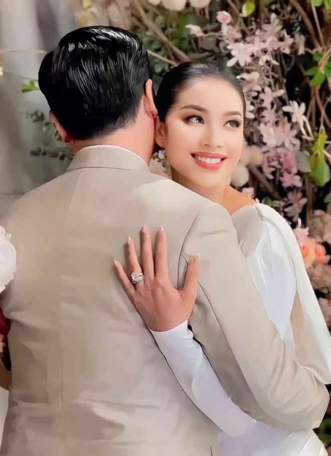 Phạm Hương hiếm khi chia sẻ về chồng là doanh nhân Bobby Trần.