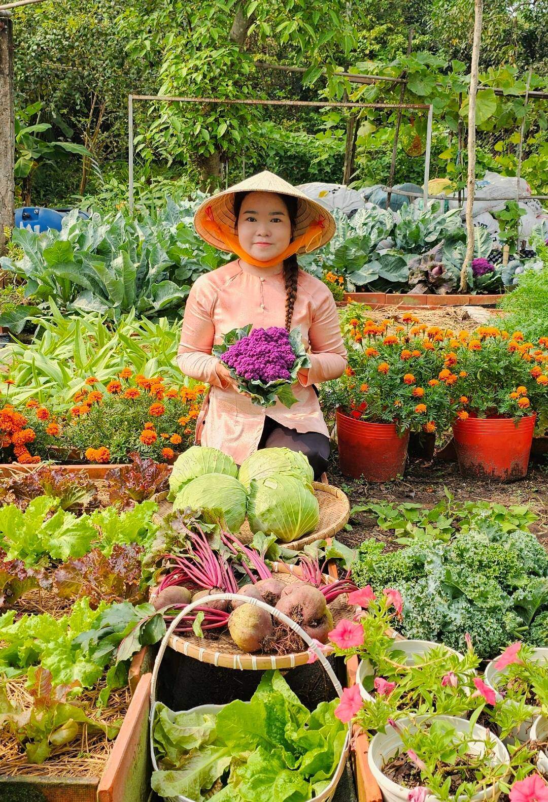 9X bỏ việc kế toán về trồng rau, tạo nên khu vườn 500m2 xanh mướt, đủ loại rau trái giữa lòng TP.HCM - 1
