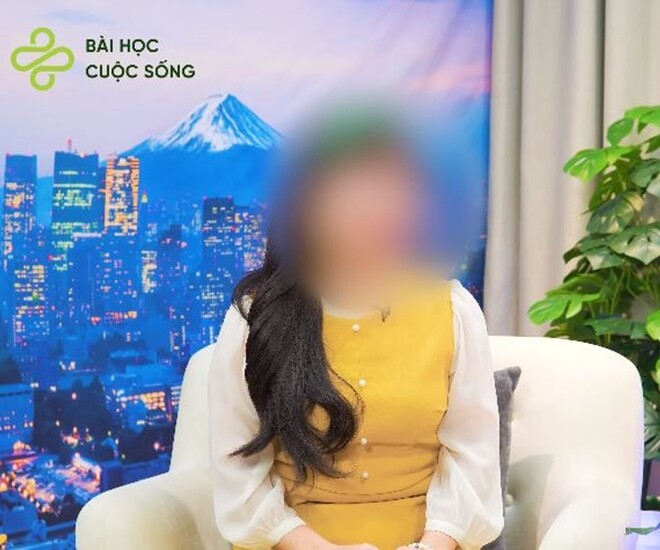 Chị A tâm sự với Tiến sĩ Đinh Đoàn về câu chuyện của gia đình mình.
