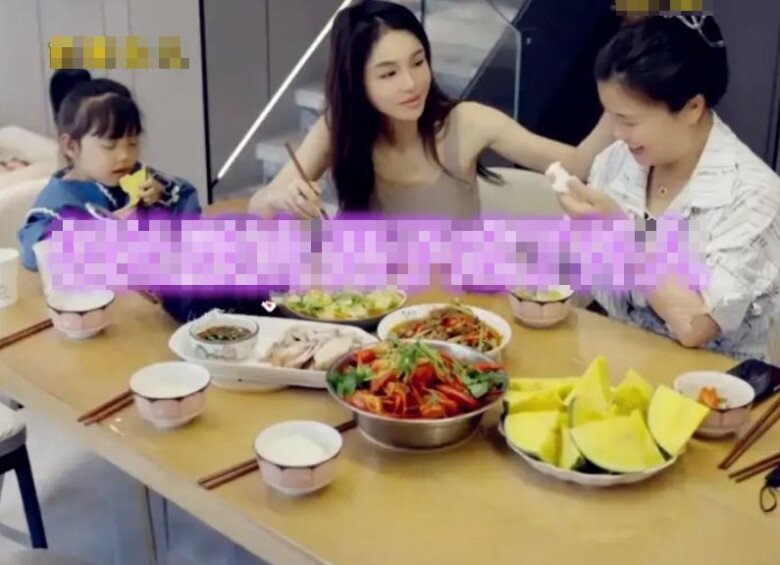 Hai người thân nhau như chị em ruột.