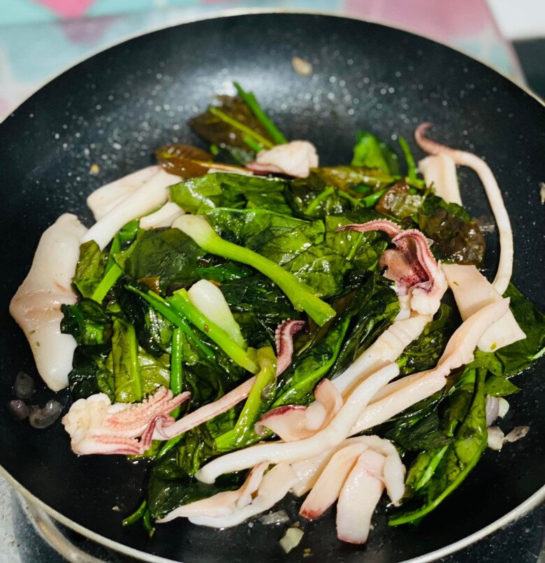 Rau nhíp xào mực.