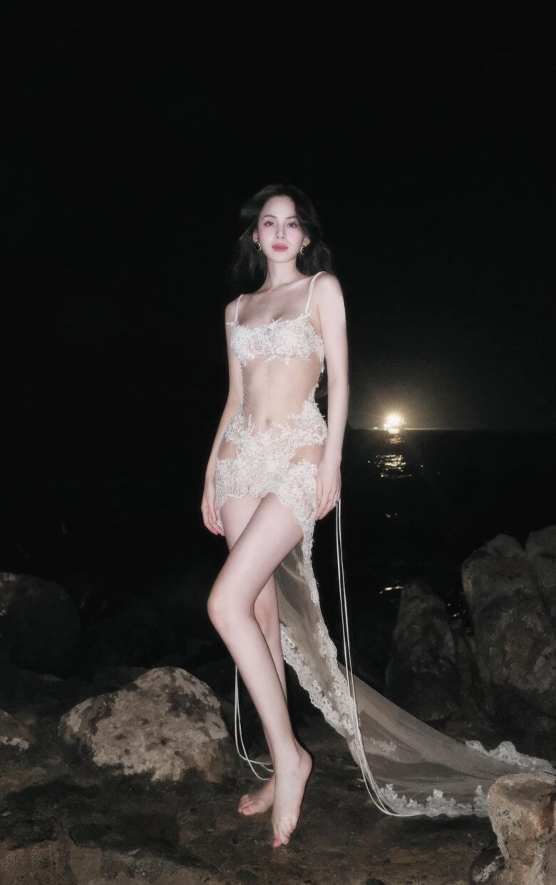 Hương Liên gây ấn tượng với cặp kiếm Nhật dài miên man, thẳng tắp và tỷ lệ cơ thể cực kỳ ăn ảnh.