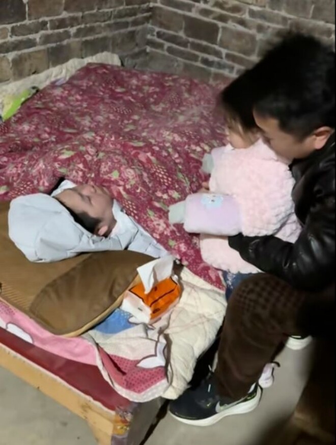 Khoảnh khắc con gái hôn Mỹ Địch để tạm biệt mẹ.