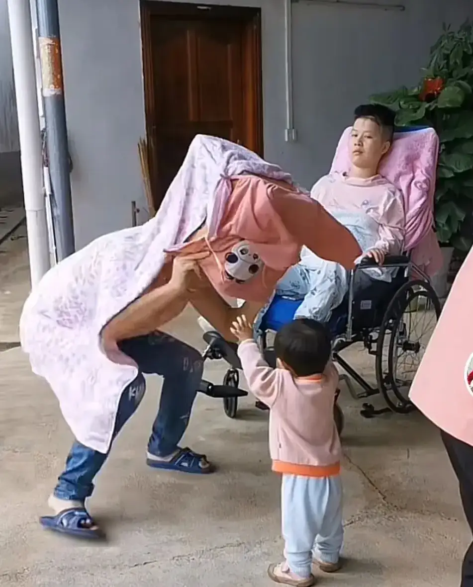 Anh chàng nhảy múa, hát mỗi ngày để đánh thức vợ.