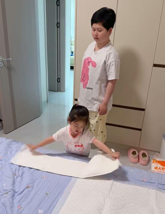 Mỹ Địch hiện tại đã nói chuyện được lưu loát và ăn uống bình thường.