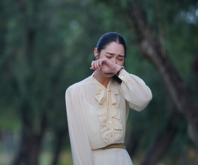 Nhìn những cặp vợ chồng khác tay trong tay dạo phố, còn tôi thì lủi thủi một mình, lòng không khỏi chạnh buồn. (Ảnh minh họa)