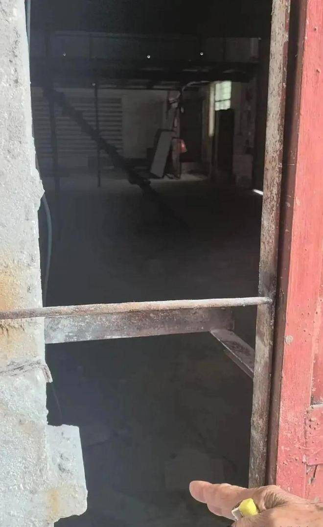 Con gái ông Tiêu đã dùng búa đập cửa nhà.