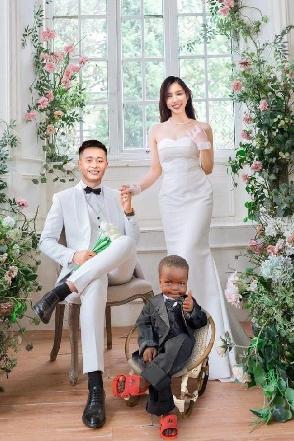 Fan đã cắt ghép ảnh gia đình của Quang Linh và Thùy Tiên vì quá thích cặp đôi này đến với nhau.