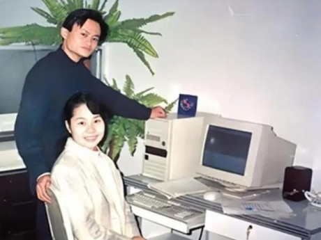 Tỷ phú xấu trai cùng vợ khởi nghiệp, khuyên vợ từ chức khi công ty khởi sắc, gần 40 năm vẫn hạnh phúc bên nhau