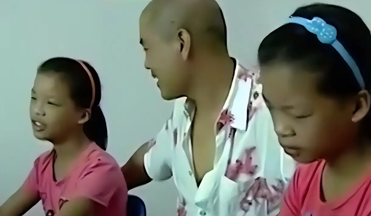 Hai con gái của cặp đôi.