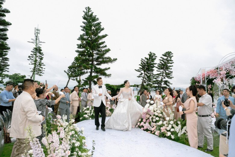 Hồ Quỳnh Hương tiến vào lễ đường dưới trời mưa.