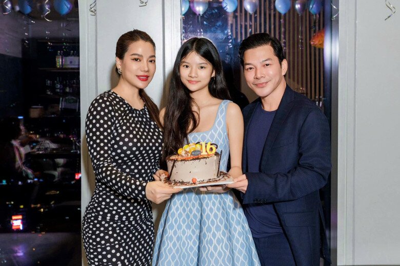 Trương Ngọc Ánh bên con gái và chồng cũ.