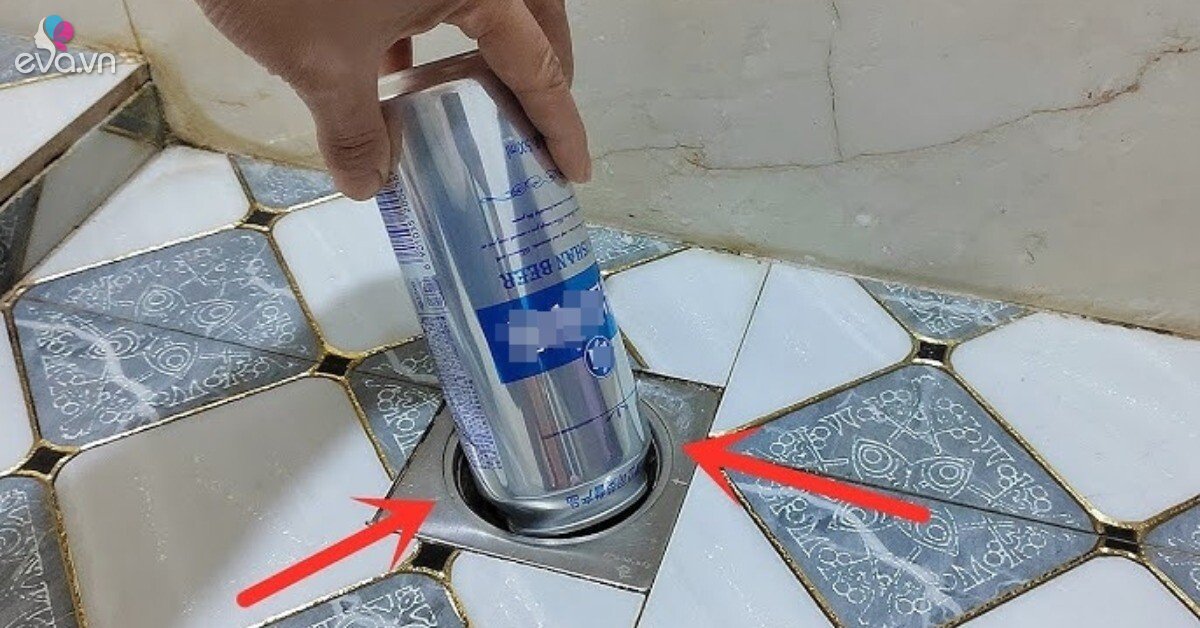 Đổ bia thừa xuống cống thoát nước, việc đơn giản nhưng giải quyết ngay vấn  đề lớn trong mọi gia đình
