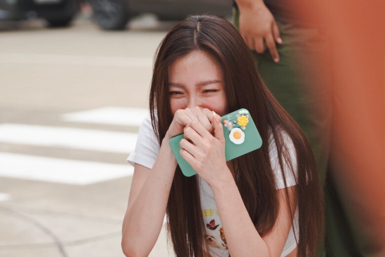 Tôi lén mở camera lên xem rồi bật khóc trước hành động của bố dượng. (Ảnh minh họa)