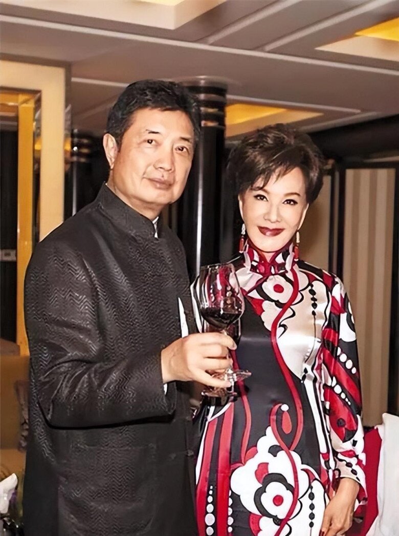 Hạ Đài Phụng và chồng trẻ Hà Bình Nam.
