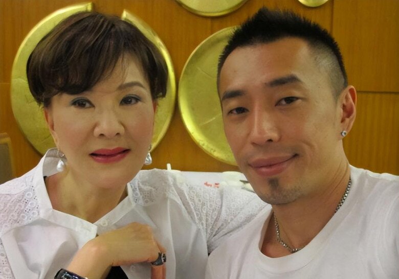 Hạ Đài Phụng và con trai.