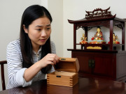 Yêu - Phát hiện chiếc hộp gỗ lạ trên bàn thờ vào ngày giỗ bố chồng, tôi choáng váng khi mở ra